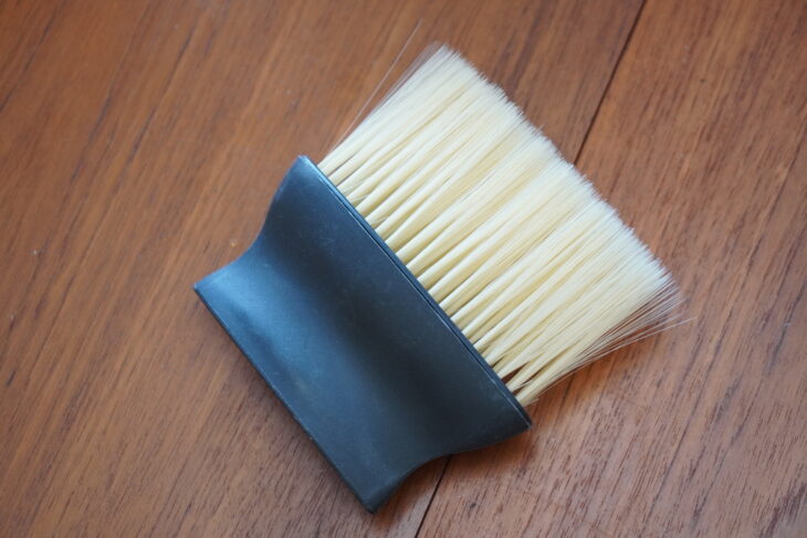 HAKETEをキーボードの隙間に差し込んで清掃している様子