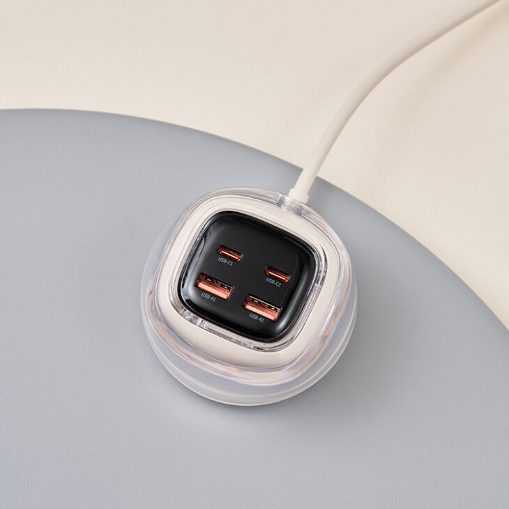 Life on Products のベージュのGaN急速充電器