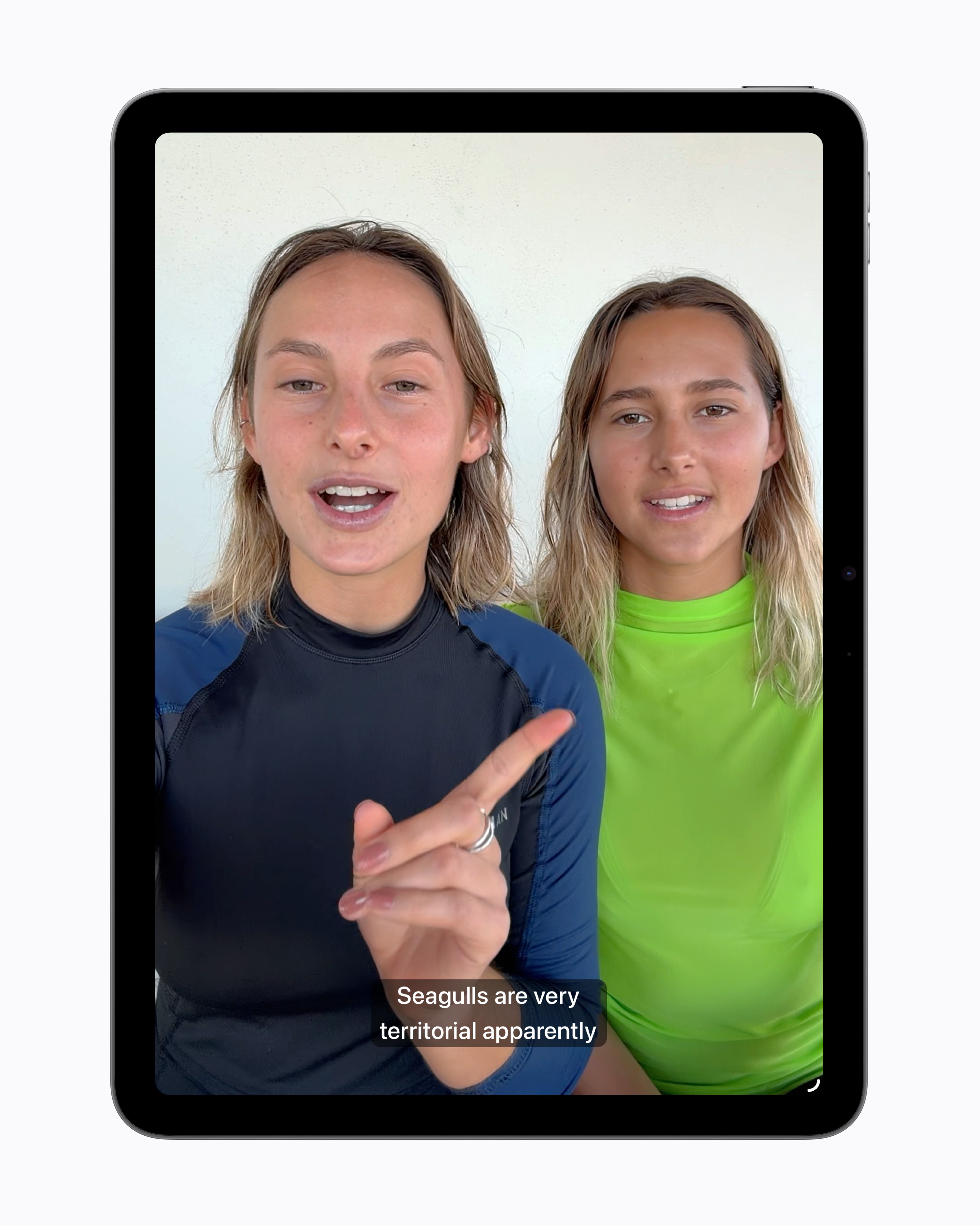 キャプションが付いていない動画にiPhoneが会話の文字起こしを自動表示する字幕生成機能の画面イメージ