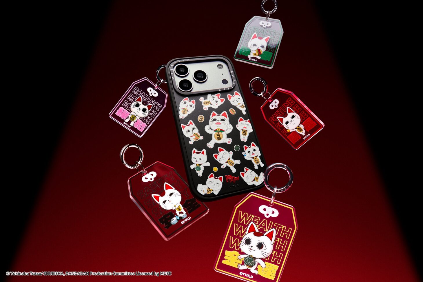 CASETiFYとアニメ「ダンダダン」のコラボコレクションのメインビジュアル。スマホケースやテックアクセサリーが並ぶ