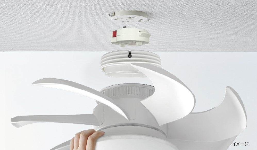 大型シーリングでありながら、引掛シーリングがあれば工具不要で簡単に取り付けできる「サーキュライト ウイング」