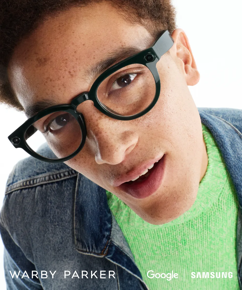 Warby Parkerが手がけたGoogleインテリジェント・アイウェアのダークグリーンフレームを着用する男性のライフスタイルカット。