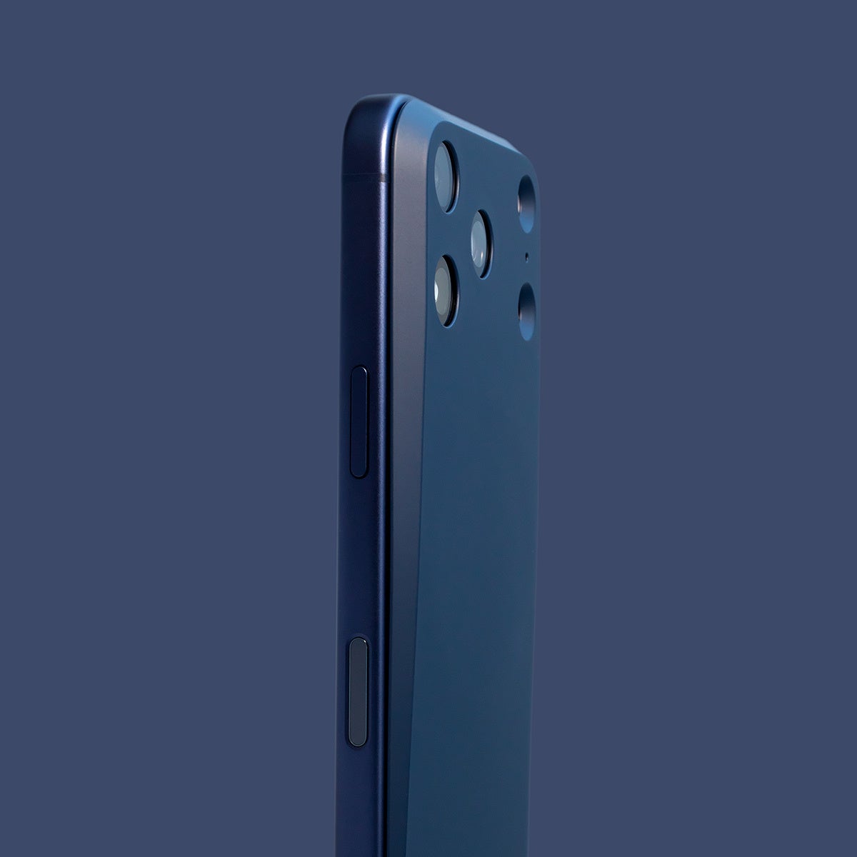 MYNUS iPhone 17 Pro BACK ラバーネイビー。落ち着いた紺色のラバー調仕上げのバックプレート