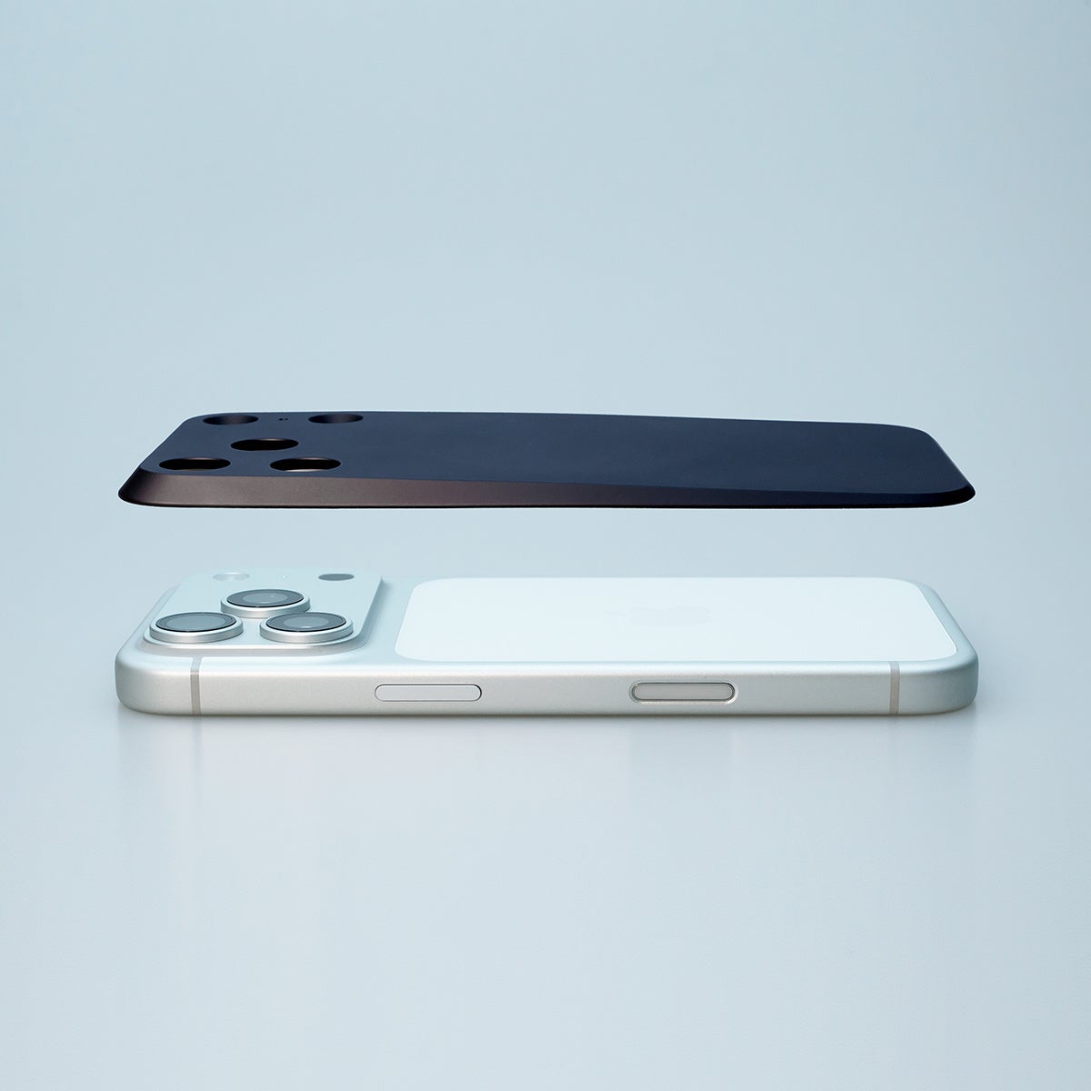 MYNUS iPhone 17 Pro BACK装着時、iPhoneのアルミニウムUnibodyとボタンがそのまま露出している側面