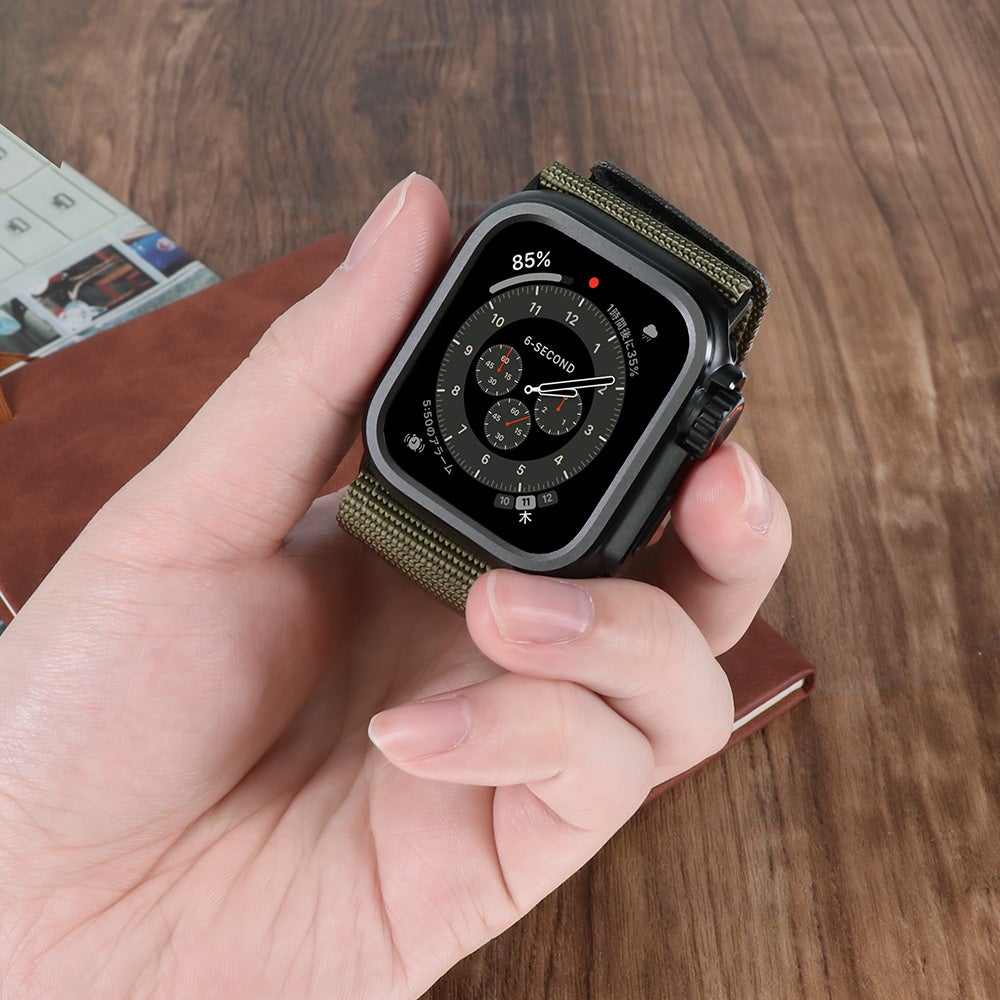 TACTIX OWL-AWCVTAC02を装着したままApple Watchを充電しているシーン