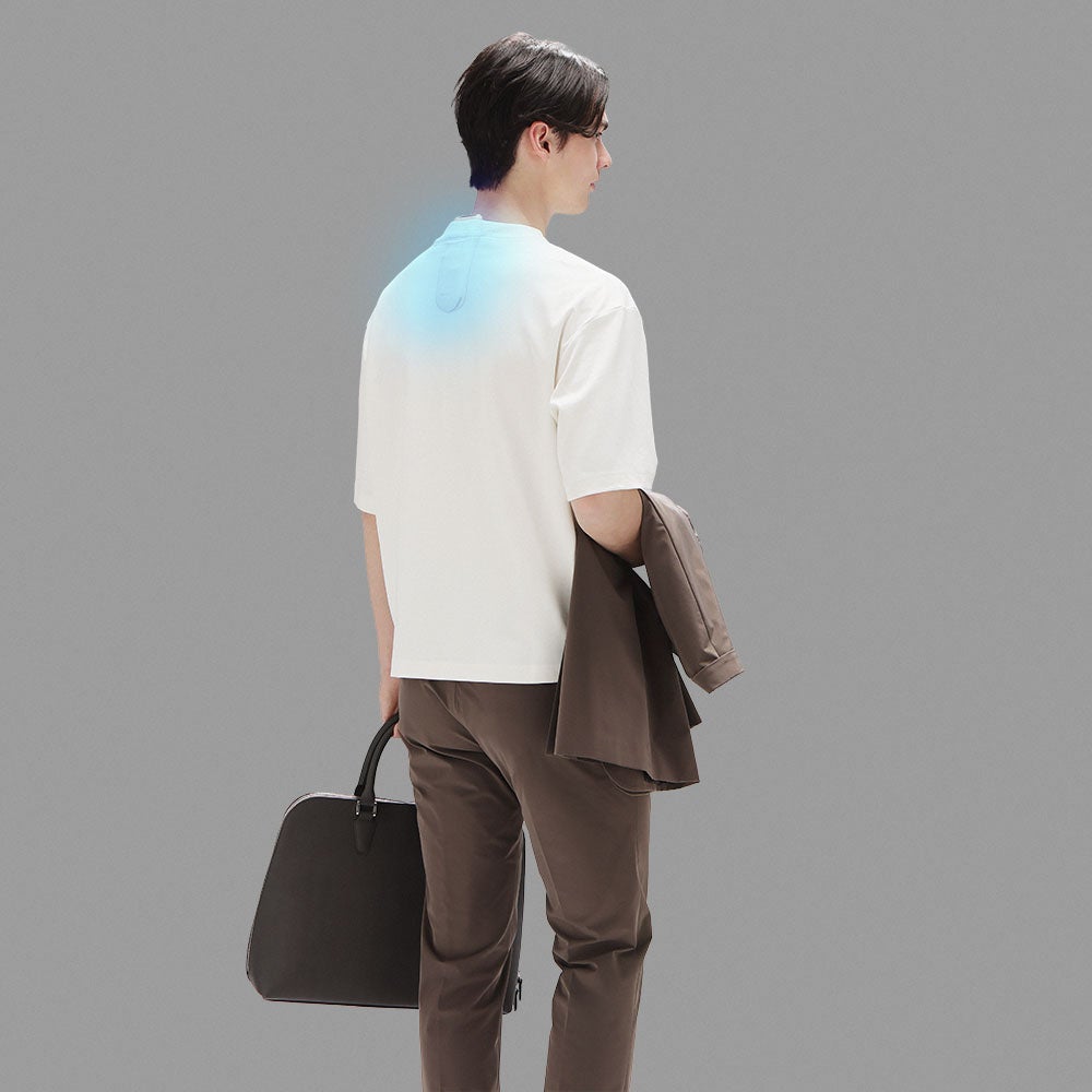 服装になじみやすいライトグレーを採用し、角を削ぎ落とした滑らかなフォルムに仕上げた『REON POCKET 6』本体のデザインカット