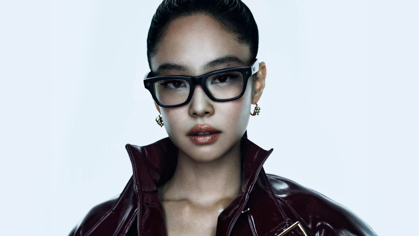 Ray-Ban Meta（Gen 2）のメインビジュアル。アンバサダーのBLACKPINK ジェニーが着用するスタイリッシュなAIグラス