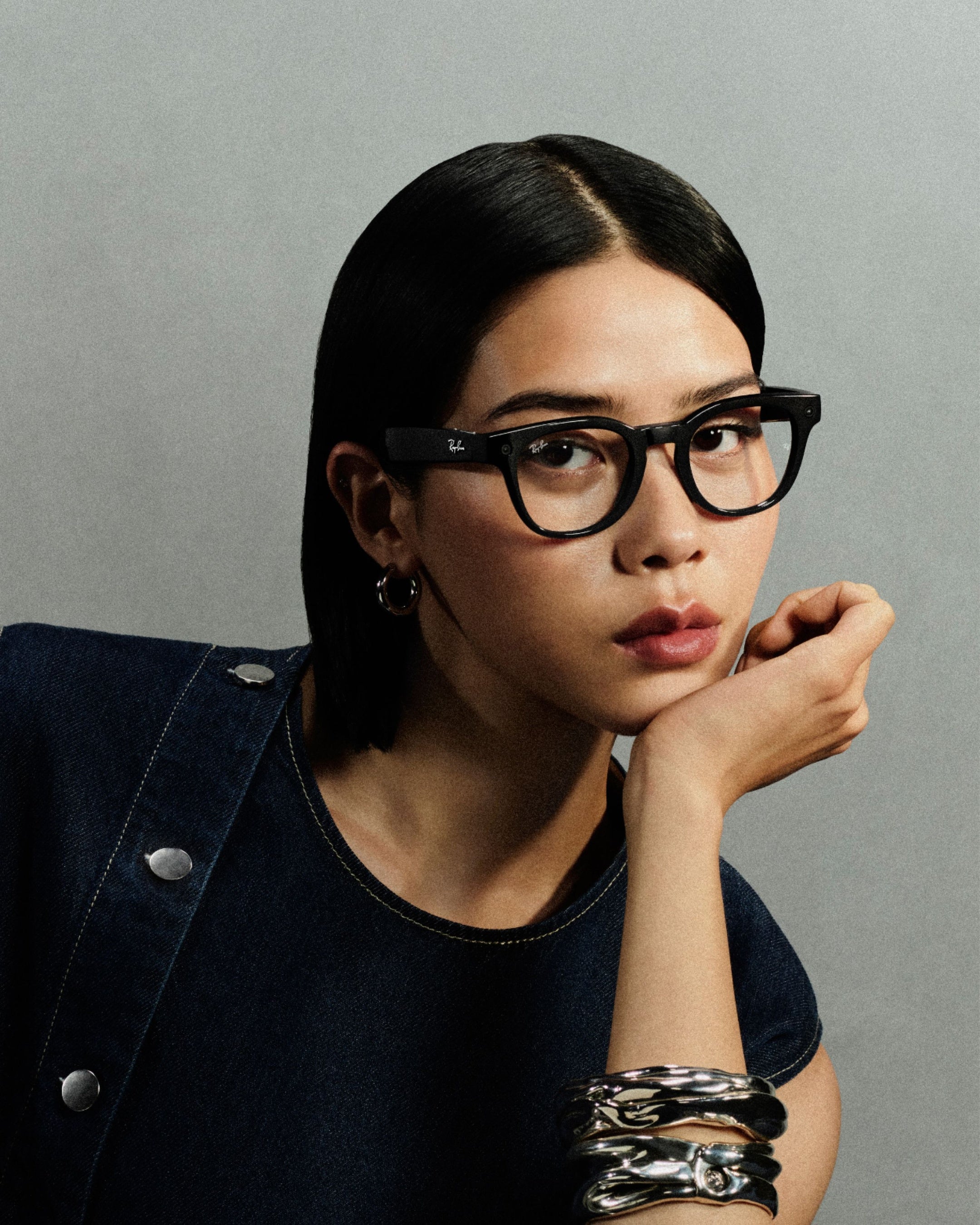 Ray-Ban Meta オプティカル（度付き対応）モデルを着用する女性のスタイル写真