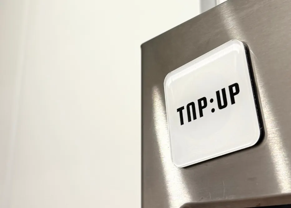 TAP:UPのNFC搭載デバイスとスマートフォンのイメージ