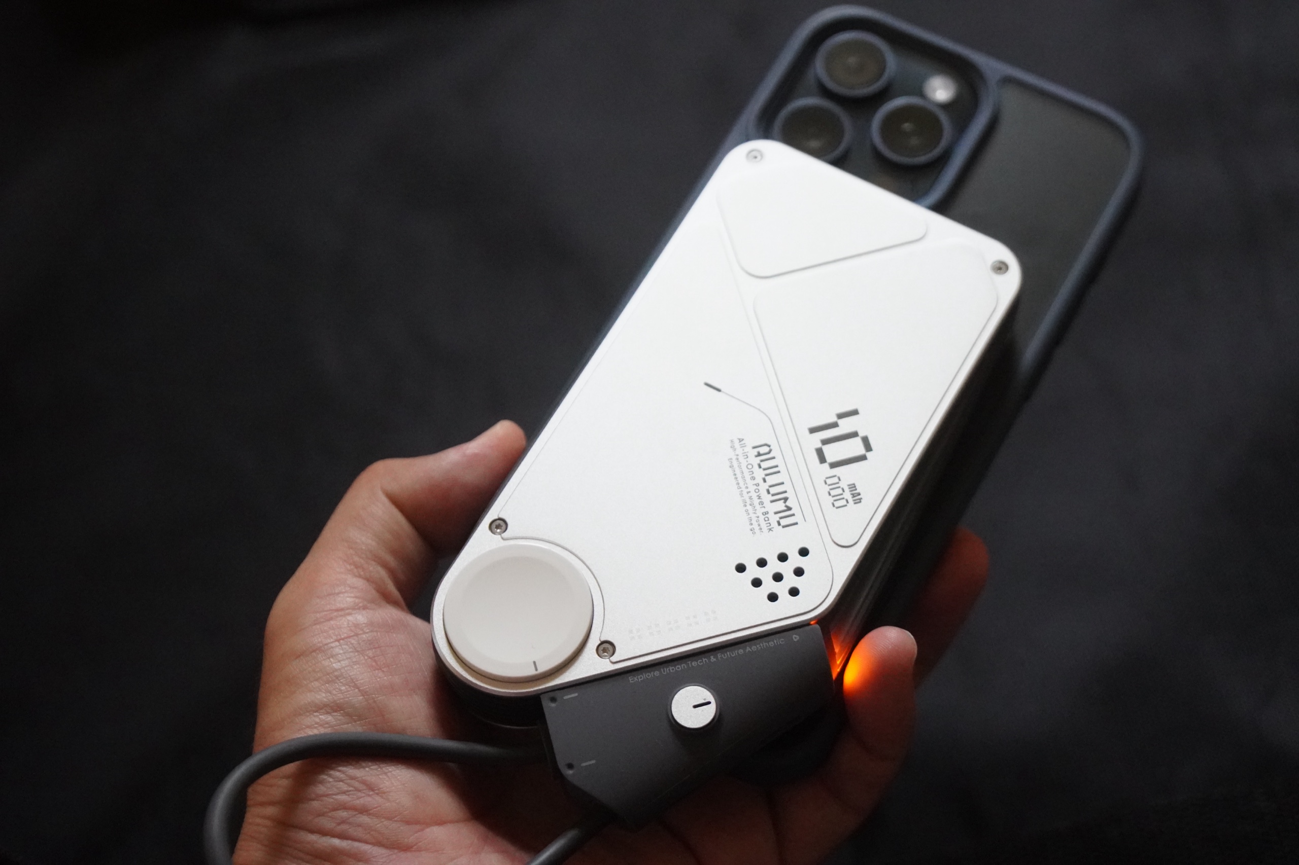 まるでSF映画の小道具。所有欲を刺激する3in1モバ充「Aulumu M10