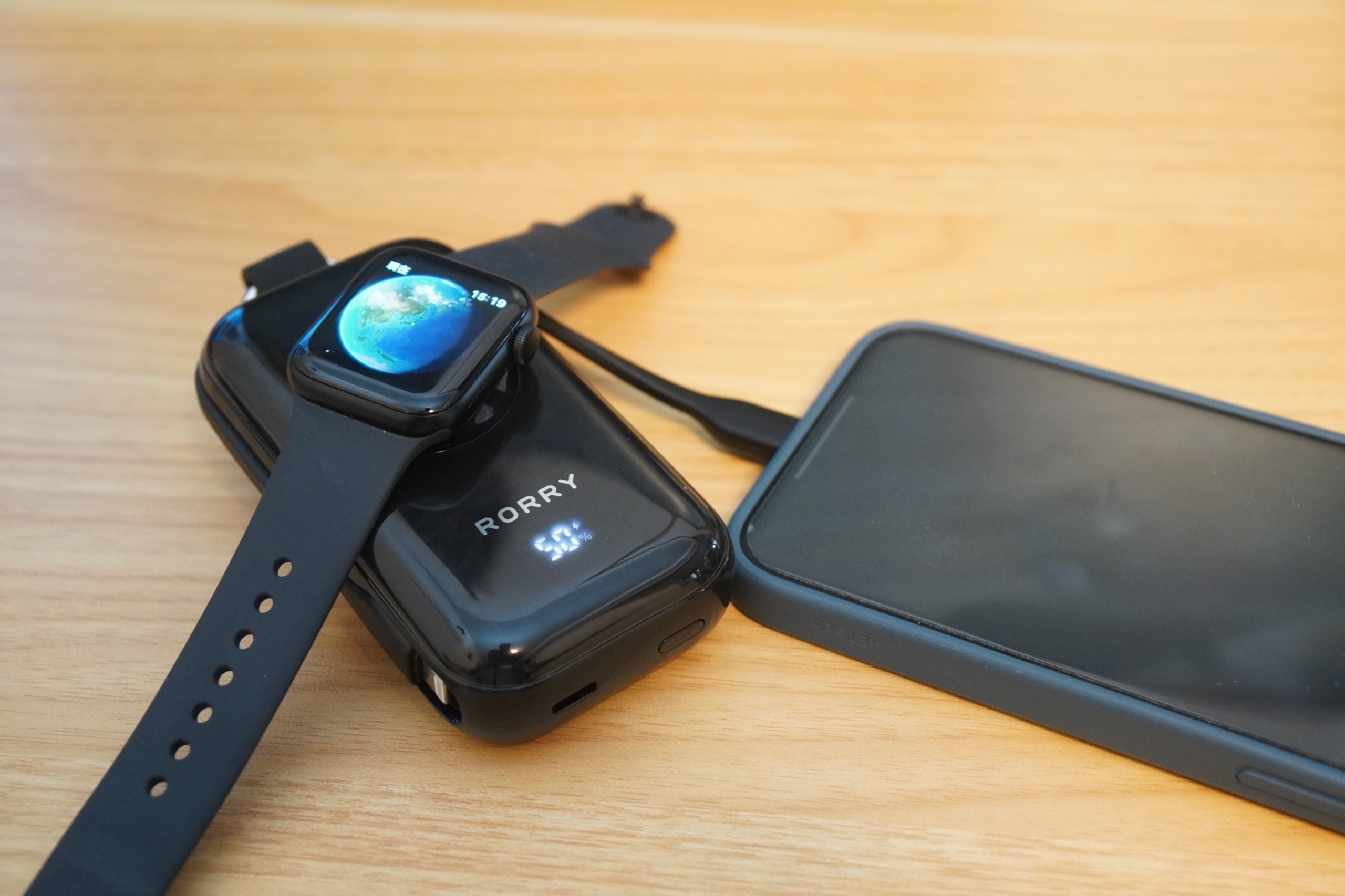 RORRY CharmGo D4-10000でiPhoneを充電している様子。デジタル残量表示が見える