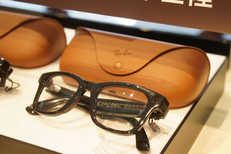 Ray-Ban Metaを試着する購入者と販売スタッフ