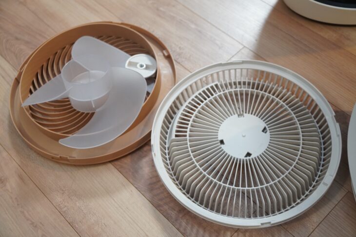 分解して水洗いできるパーツ(左が2 Proの取り外せる羽根、右が旧モデルの内部構造)