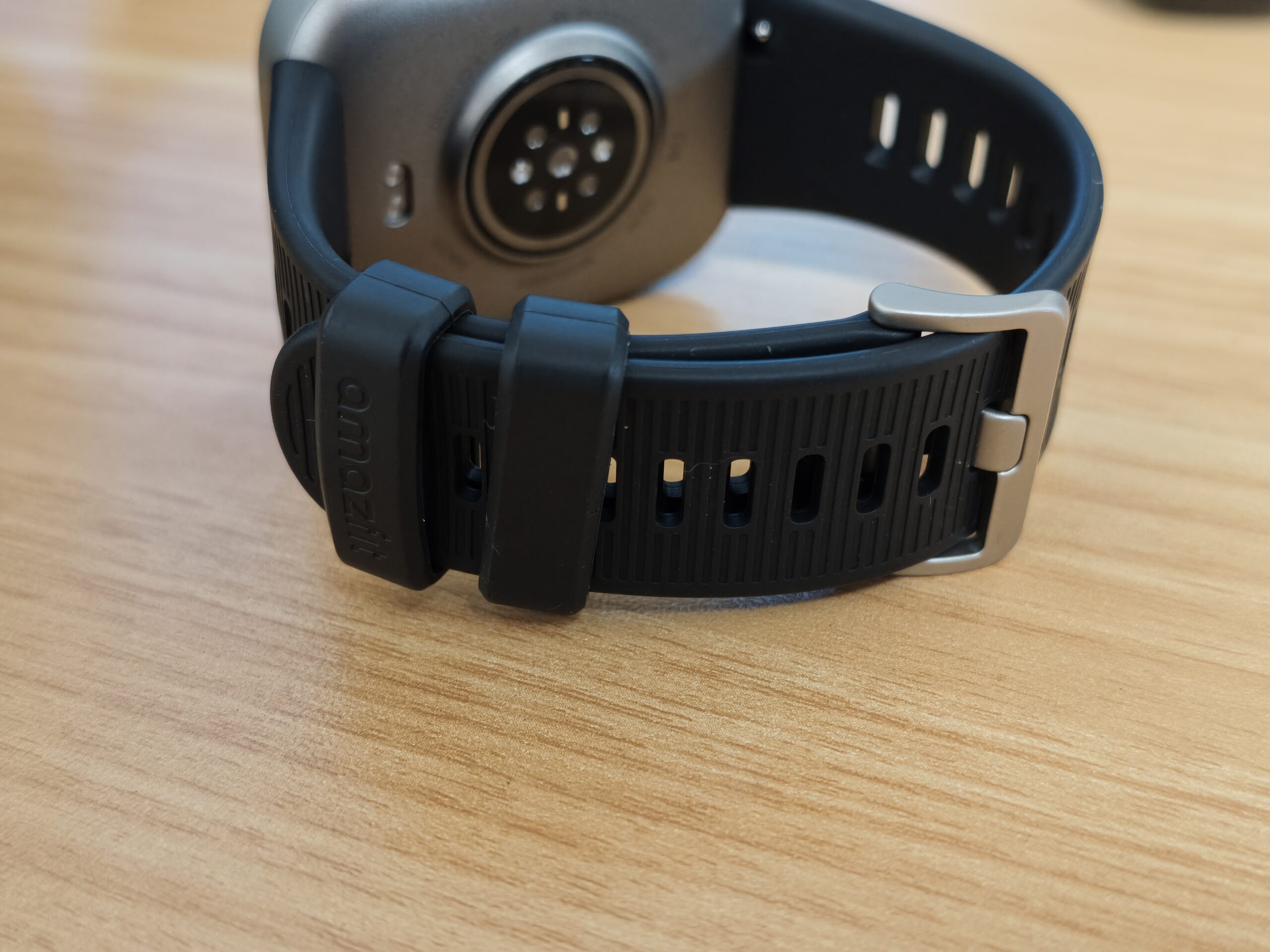 Amazfit Bip Maxの裏面(BioTracker 6.0 PPG生体センサー)とバンドのバックル、amazfitロゴが見えるショット