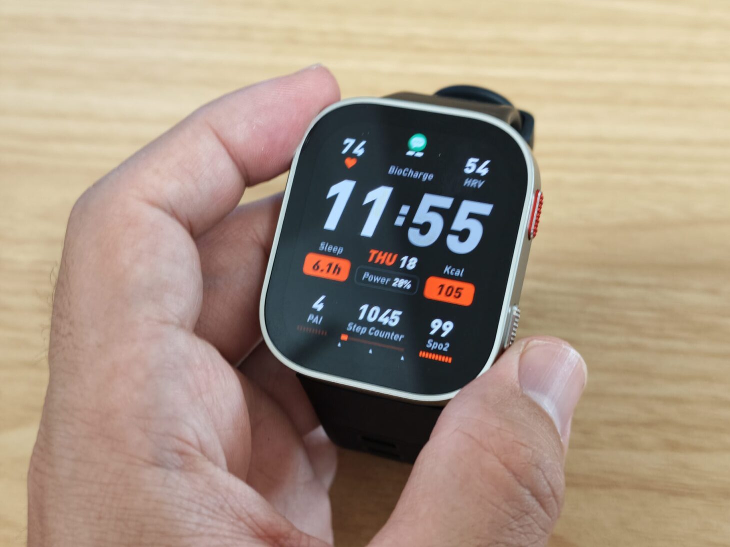 Amazfit Bip Maxを手で持ったショット。BioCharge 67・PAI 4・Sleep 6.1h・1045歩・SpO2 99などが並ぶ情報量多めのウォッチフェイス