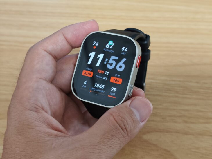 Amazfit Bip Maxを手で持った正面ショット