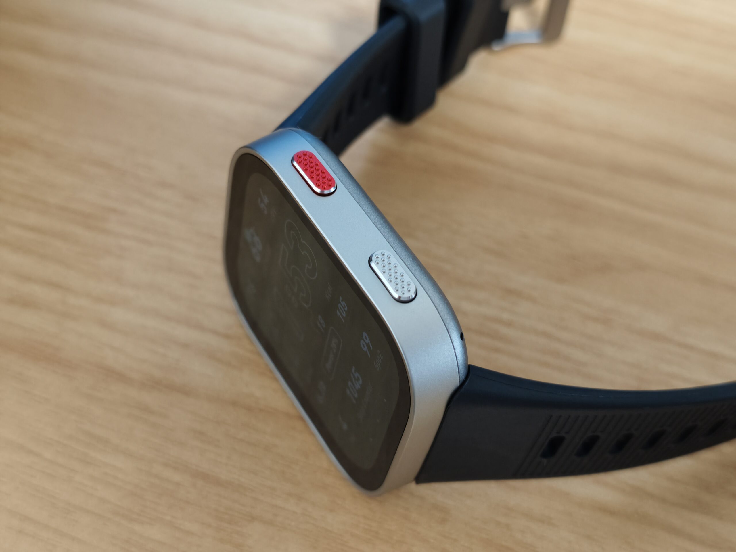 Amazfit Bip Max右側面の物理ボタン2つ(赤いボタンとシルバーの2つ)のアップショット