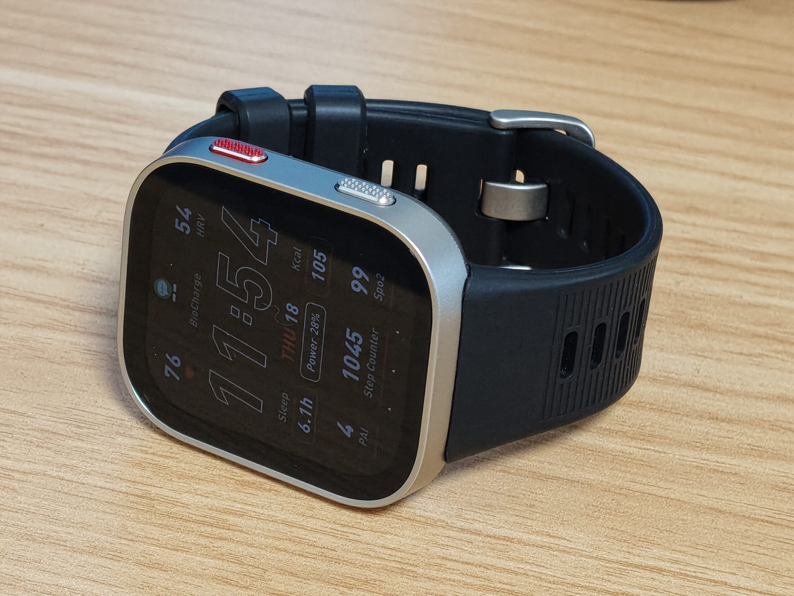 Amazfit Bip Maxの斜め前面ショット。BioCharge/PAI表示のウォッチフェイス