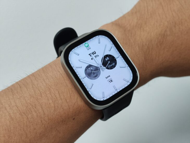 Amazfit Bip Maxの白背景アナログ風ウォッチフェイス(別アングル)