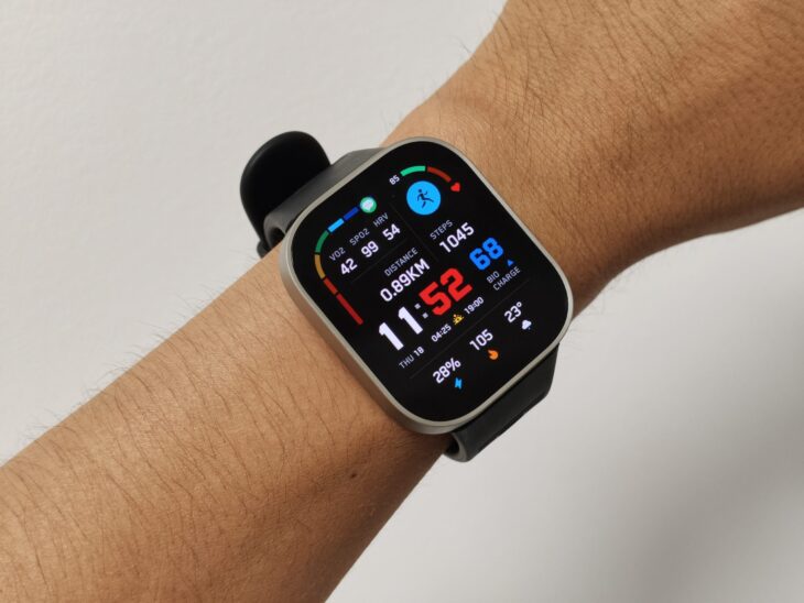 Amazfit Bip Maxの情報量の多いデジタルウォッチフェイス。VO2 42、SpO2 99、HRV 54、距離0.89KM、歩数1045、BIO CHARGE 68、PAI