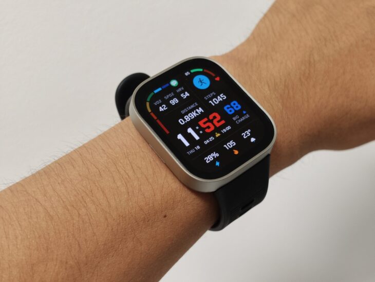 Amazfit Bip Maxの情報量の多いデジタルウォッチフェイス(別アングル)