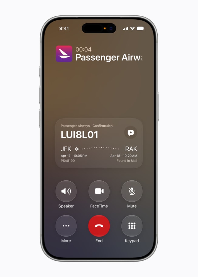 iPhone 17 Proの通話中画面に、メールから見つかったフライト確認コードが通話コンテキストとして表示されている様子