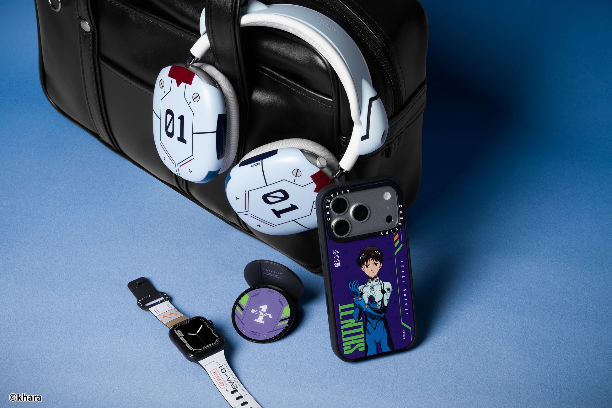 CASETiFY × エヴァンゲリオン コレクションのテックアクセサリーが並んだ別カットイメージ