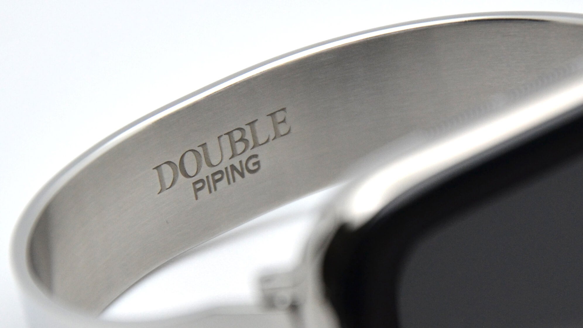 継ぎ目のない一体成型でApple Watch本体と自然につながるDOUBLE PIPINGのバンド