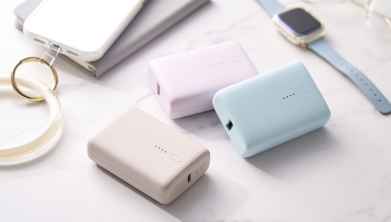 エレコムのモバイルバッテリー3色(アイボリー・ピンク・ブルー)とApple Watch、iPhoneが並ぶライフスタイルカット。安全使用ガイドのメインビジュアル