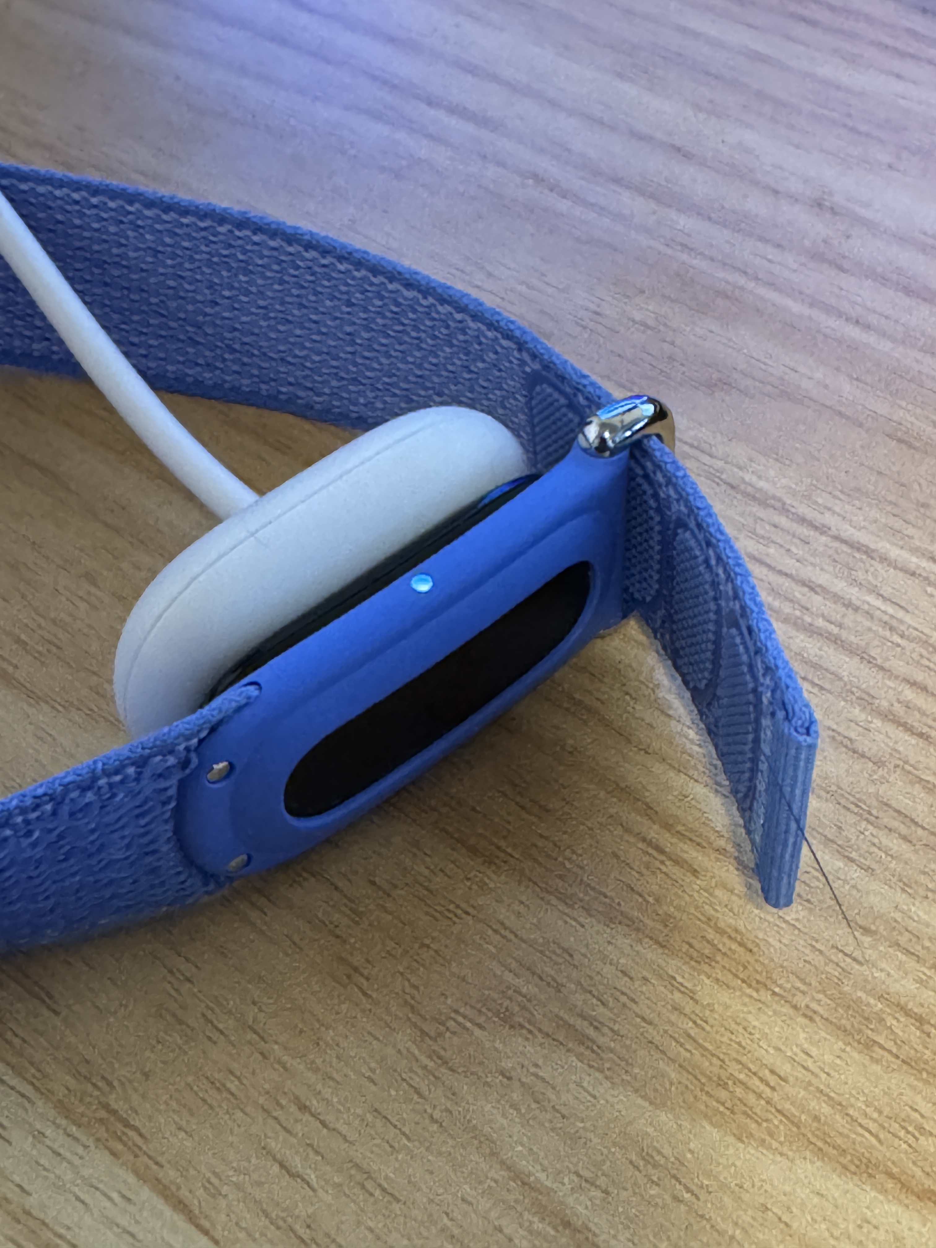 充電中のGoogle Fitbit Air。白いステータスライトが点灯している