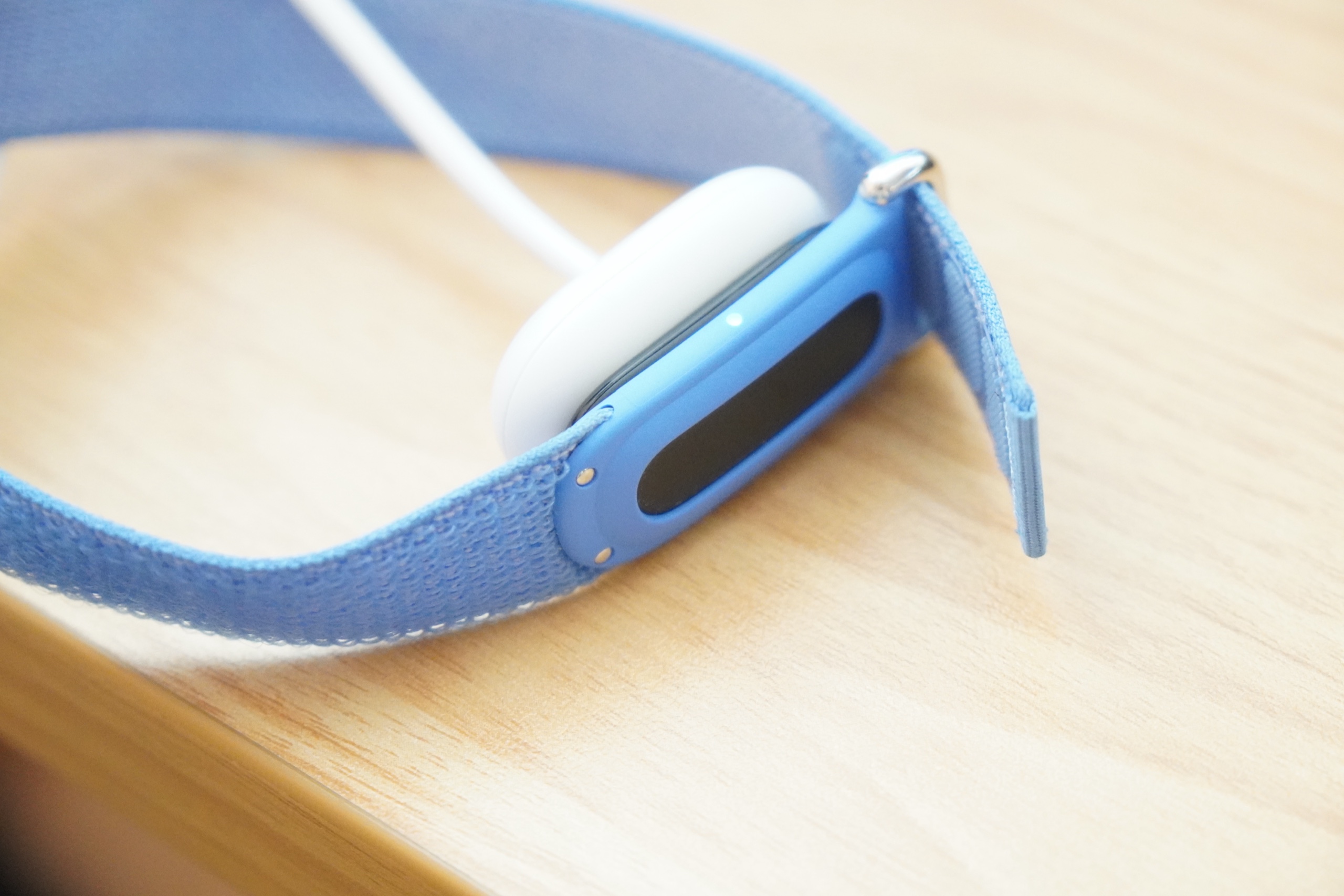 充電器にセットしたGoogle Fitbit Air