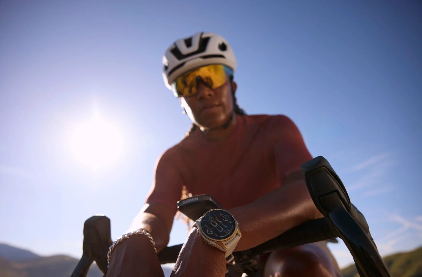 GarminウォッチがMeta AIグラス(Oakley Meta Vanguard)と連携し、走りながらリアルタイムにフィットネス指標を音声で受け取れるイメージビジュアル