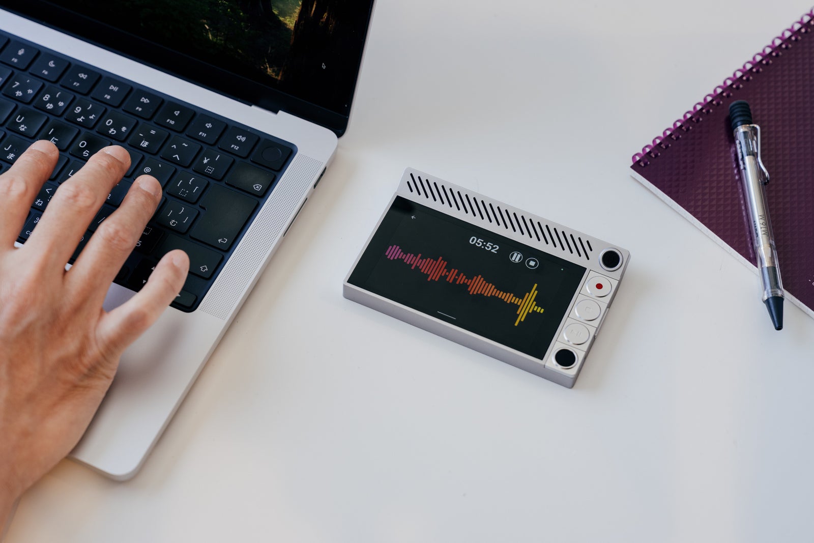 OxtakのAI文字起こし機能の使用イメージ。独自AIモデルGradiaまたはOpenAI Whisperで録音音声をテキスト化
