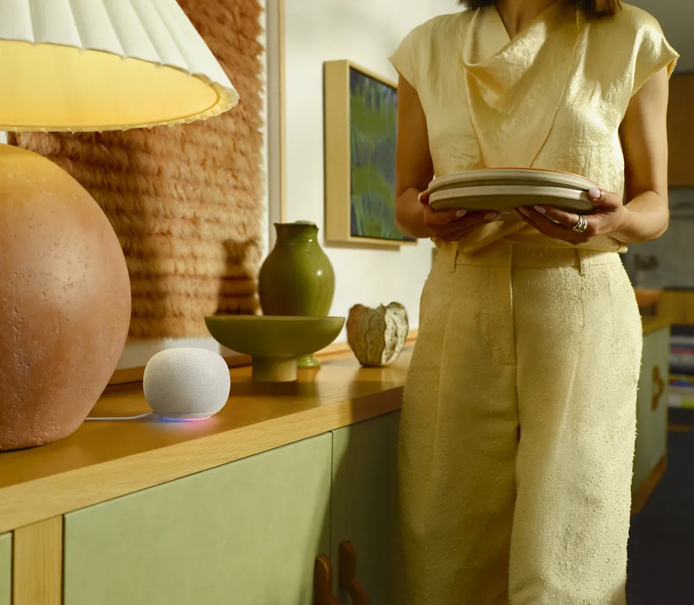 Google Home スピーカーと続けて会話している様子。Gemini for Homeの「続けて会話(Continued Conversation)」機能のイメージ
