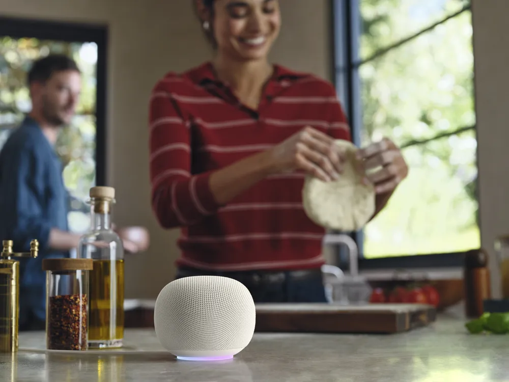 キッチンに置かれた新Google Home スピーカー。料理中のレシピサポートや買い物リスト追加に活用できるシーン