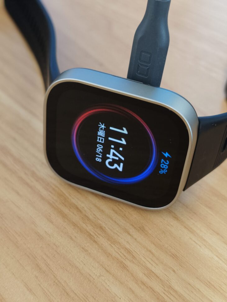 Amazfit Bip Max|充電中の本体(28%表示)