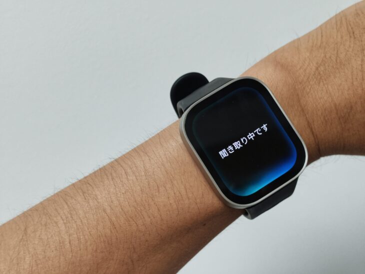 Amazfit Bip Max|Zepp Flow音声操作中の手首装着ショット