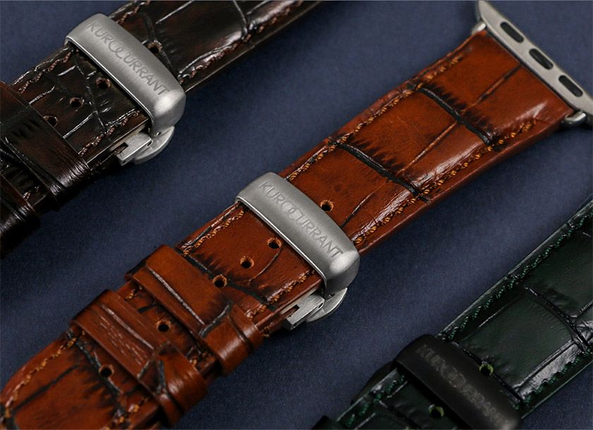 Prestige CROCO GRAINに標準装備されたDバックル。革への負担を抑え、スムーズな着脱と長く美しい状態の維持に貢献する