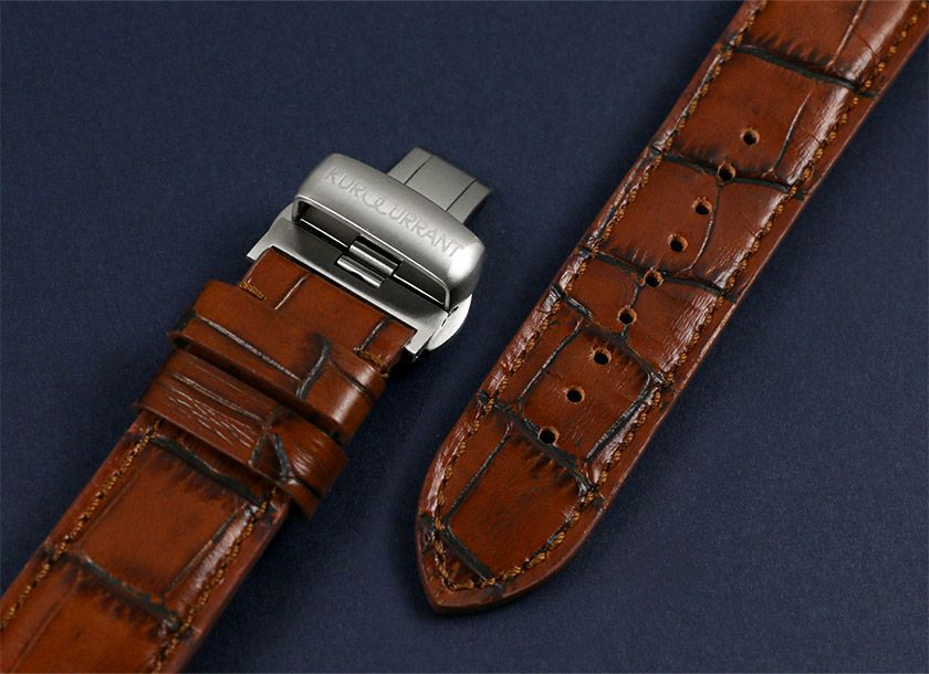 Prestige CROCO GRAINの素材アップ。クロコ調型押しを施したカーフレザーにむら染め加工を重ね、奥行きのある表情に仕上げている