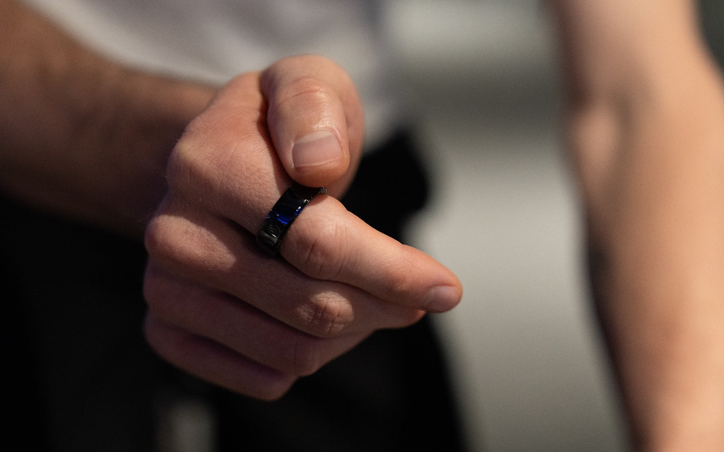 KiWear Smart Ring — 業界初のタッチレスジェスチャー対応スマートリングコントローラーのメインビジュアル