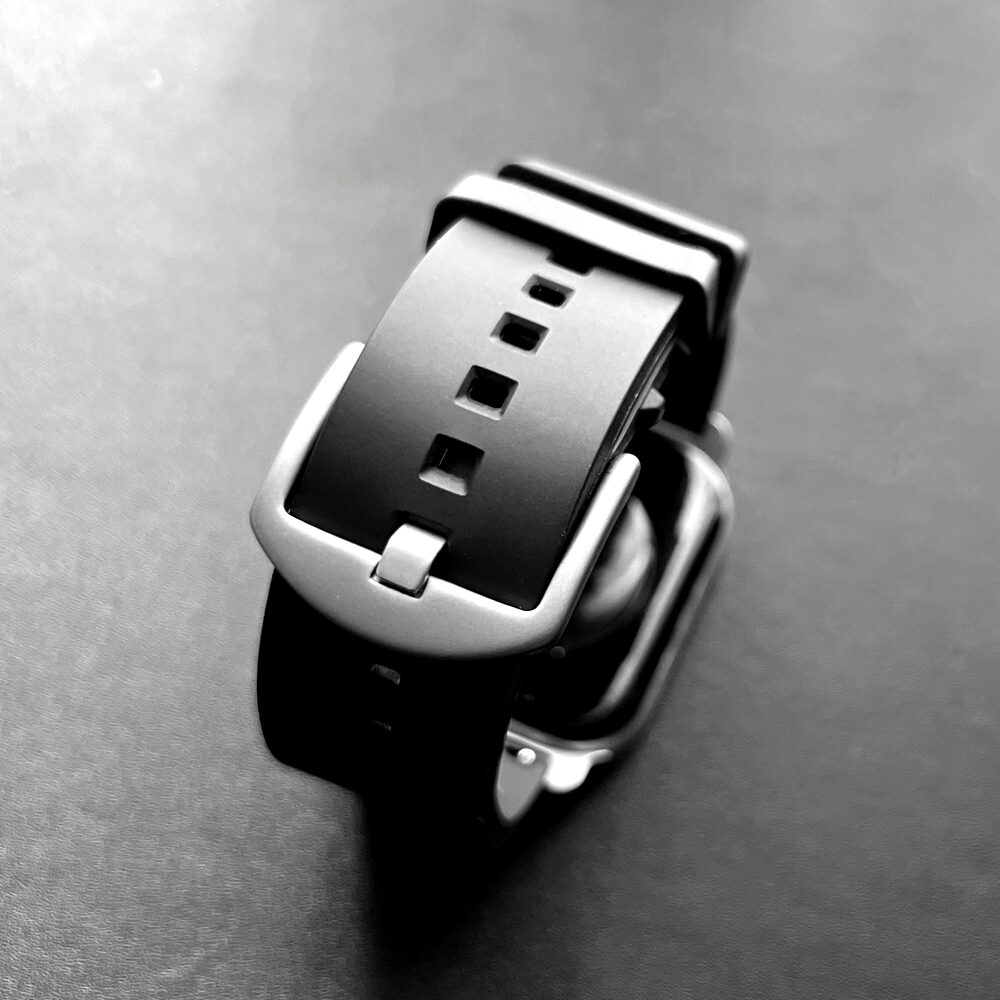 MinZ FKM mono TITANIUM のバックル裏面と尾錠の収まりディテール