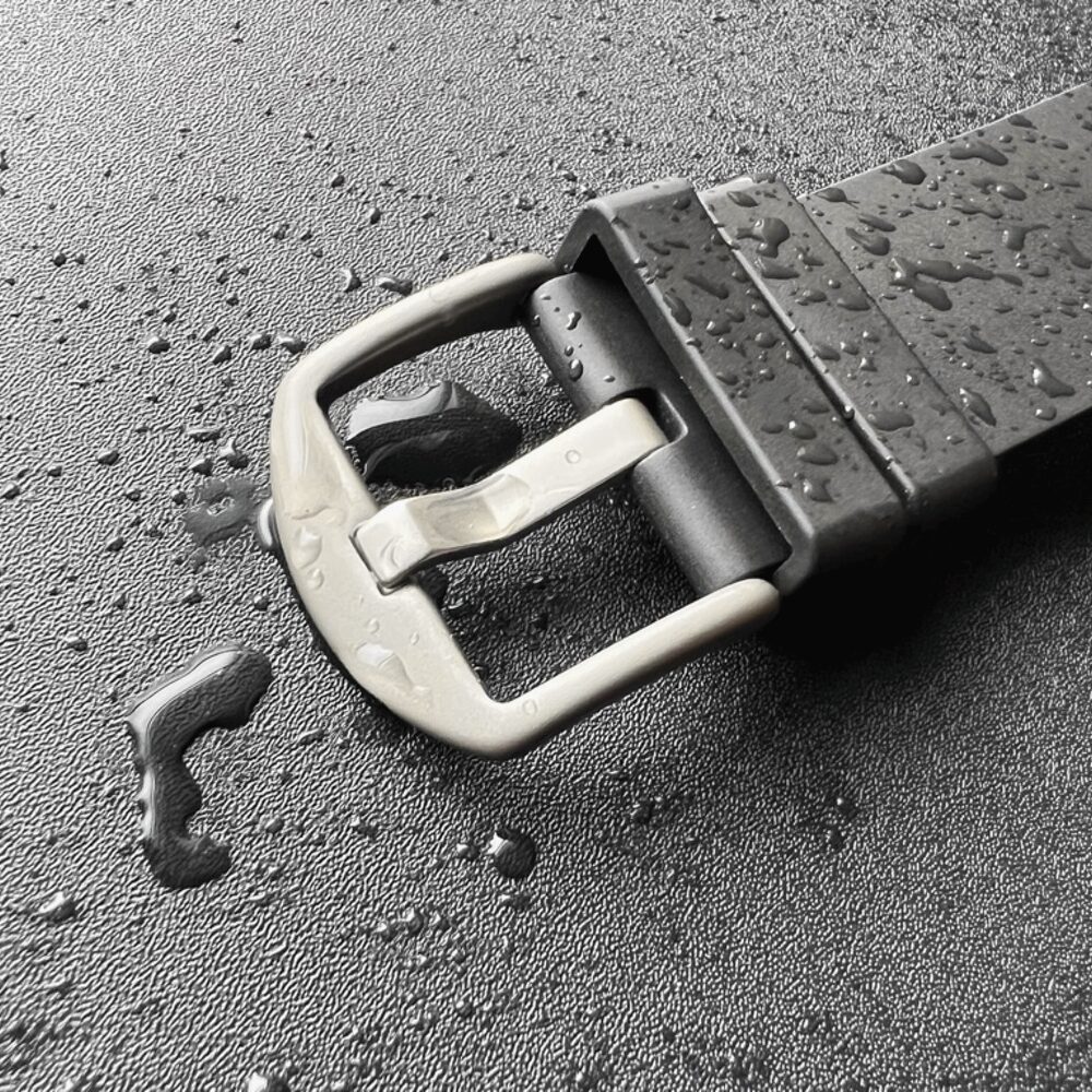 MinZ FKM mono TITANIUM の耐水性を示す水滴イメージカット