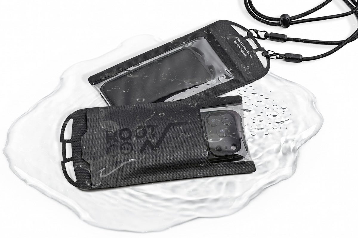 アウトドアシーンで使用するROOT CO.「H2O WaterProof Shell. IPX8 for SmartPhone」