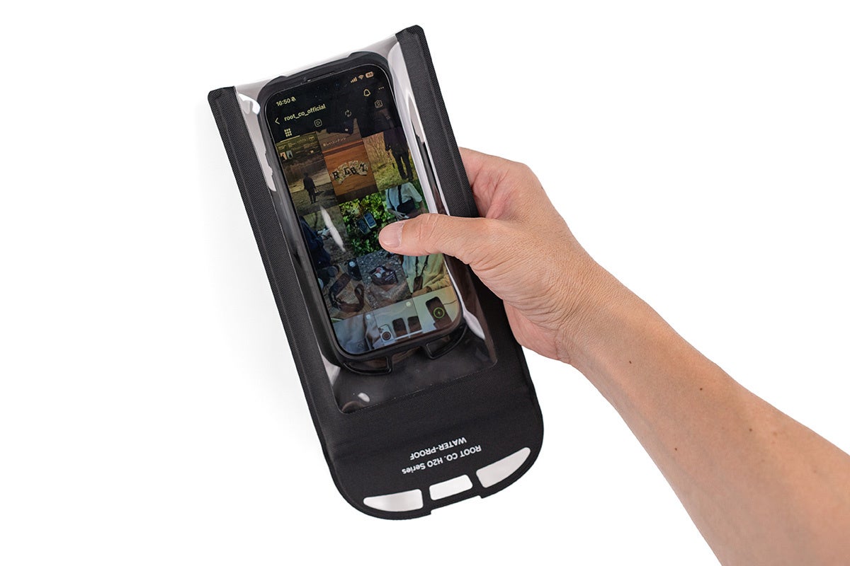 H2O WaterProof Shell.に収納したスマートフォンをタッチ操作するイメージ