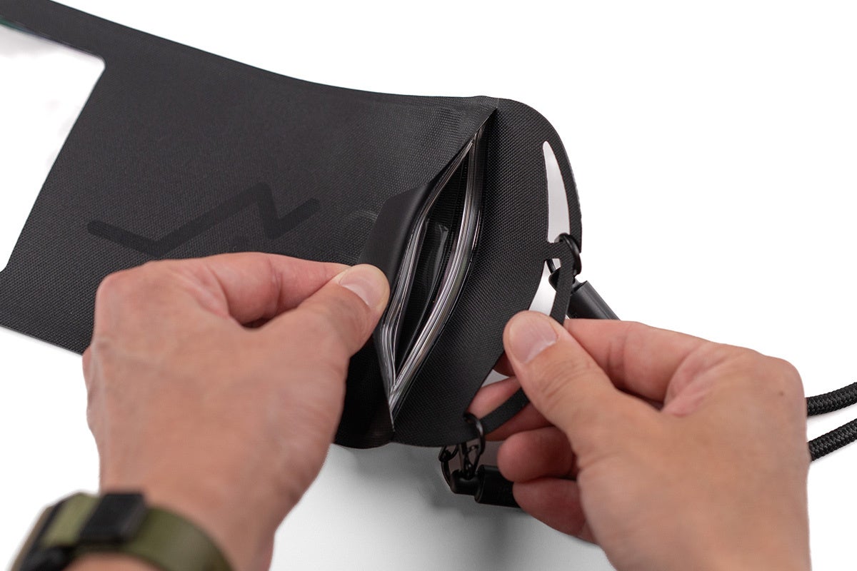 H2O WaterProof Shell.の密閉シーリングジップ部分のクローズアップ