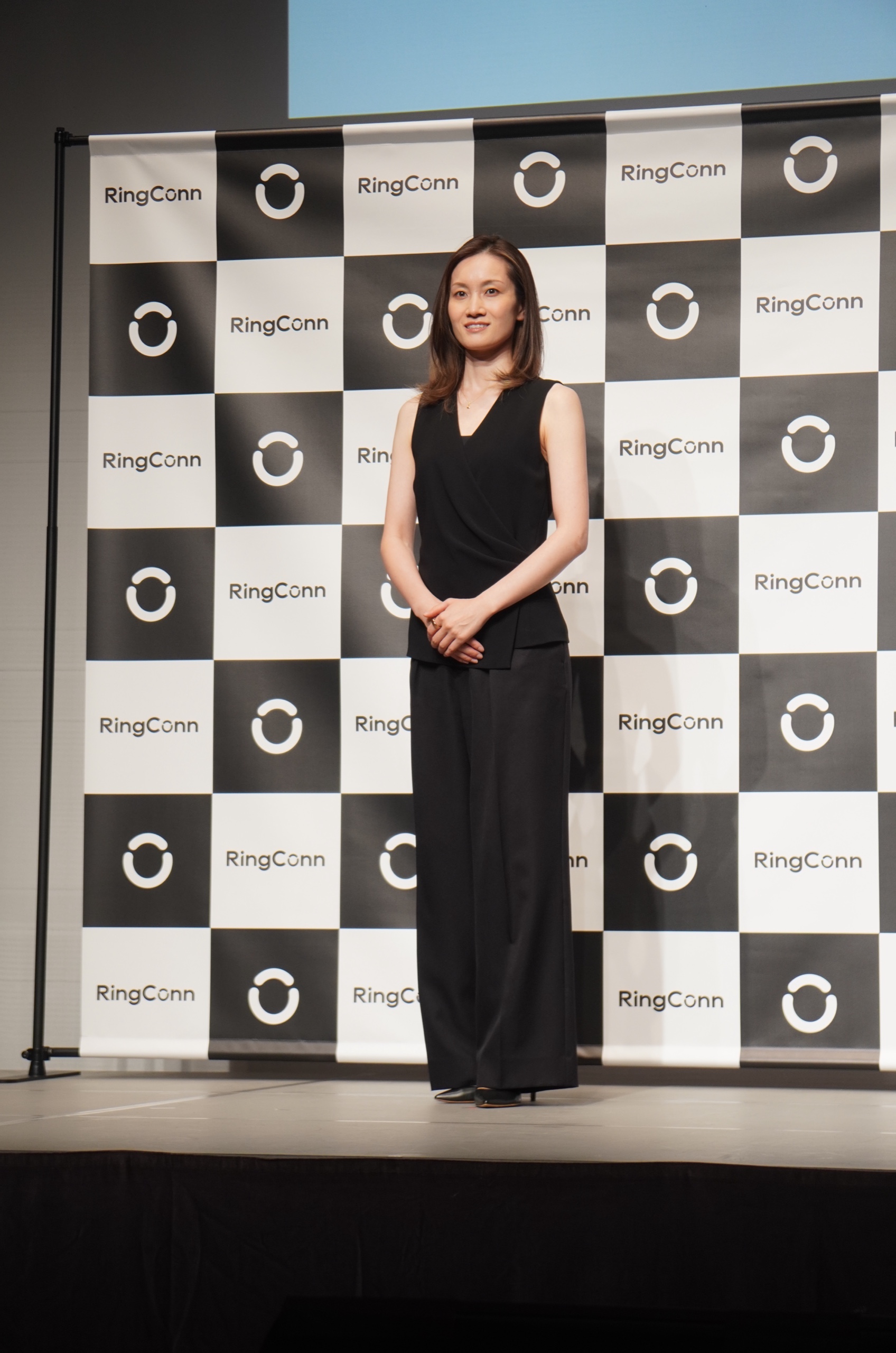 荒川静香さん 全身ポートレート|RingConn Gen 3 新製品発表会