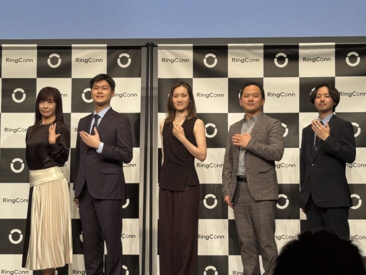 RingConn Gen 3新製品発表会のフォトセッション。左から本田由佳先生、Benjamin Lin氏、荒川静香さん、中友孟涛氏、木村龍成氏の5名が並ぶ集合写真