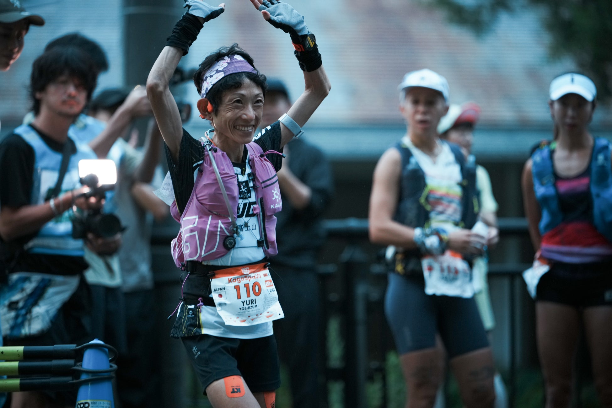 Kaga Spa Trail Endurance 100 by UTMB 2026会場のSUUNTOブースで製品を体験する来場者