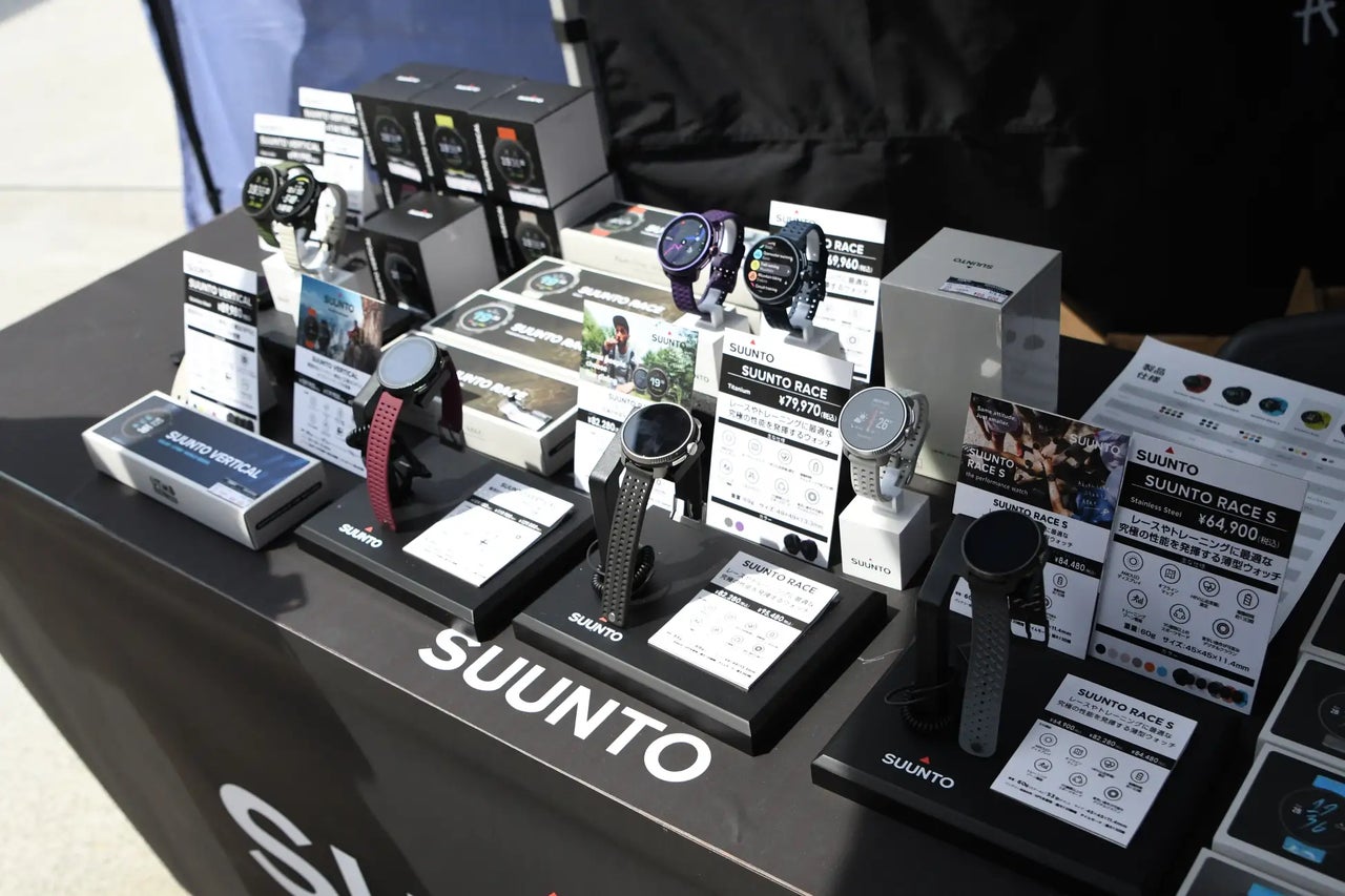 Suunto Race 2を装着してトレイルを走るランナーのシーンビジュアル