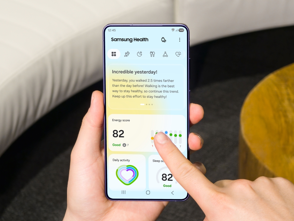 Samsung Healthアプリのホーム画面。エナジースコア82や日々のアドバイスを表示したスマートフォン